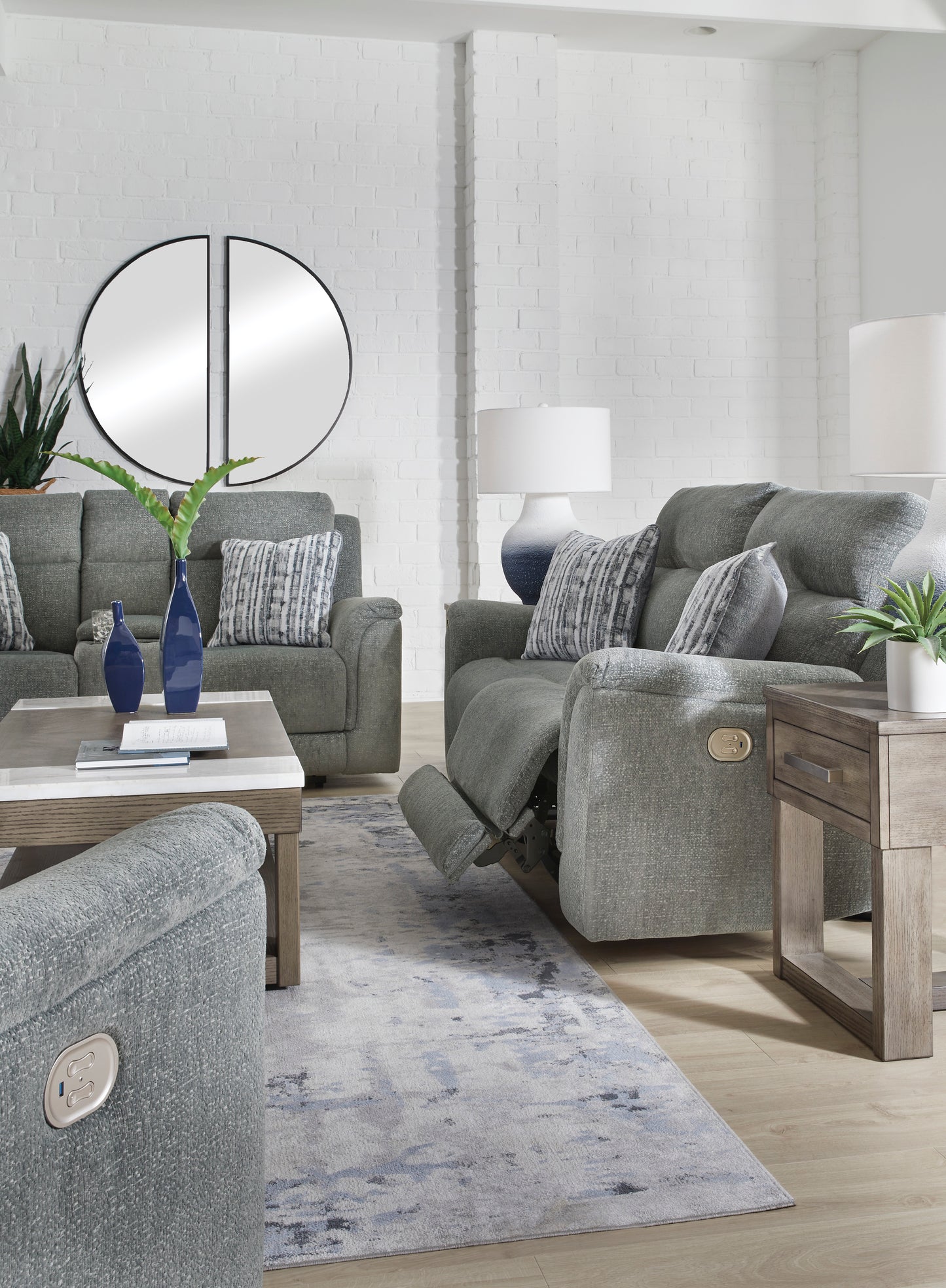 Overflow Loveseat With Console With Headrest