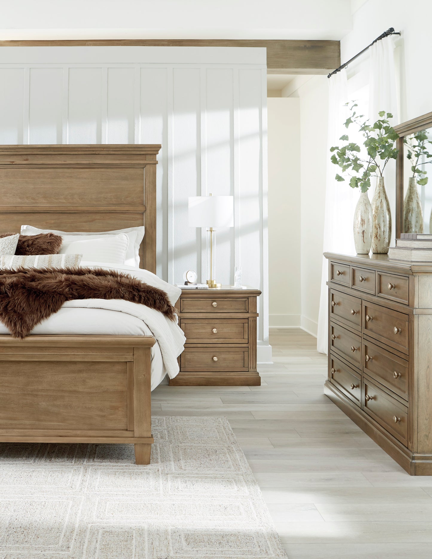 Mylarken KING UPHOLSTERED BED