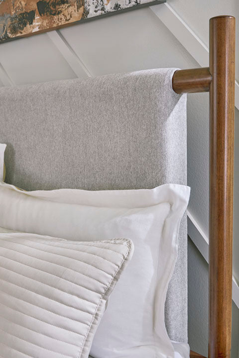 Lyncott King Bed