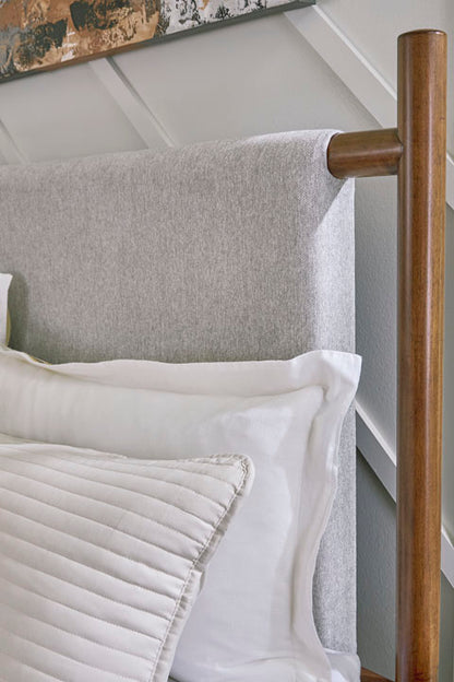 Lyncott King Bed