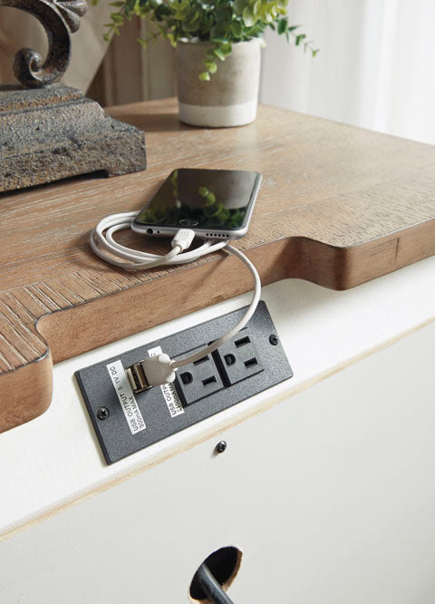 Realyn 2 Nightstand