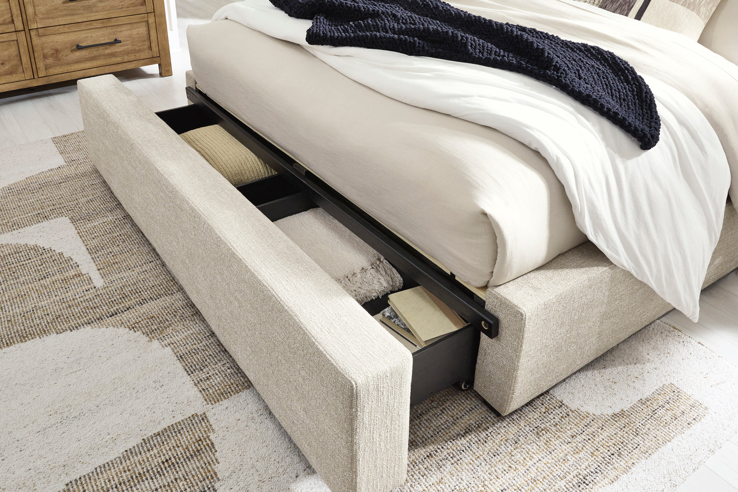 Kristiland Uph Storage Bed