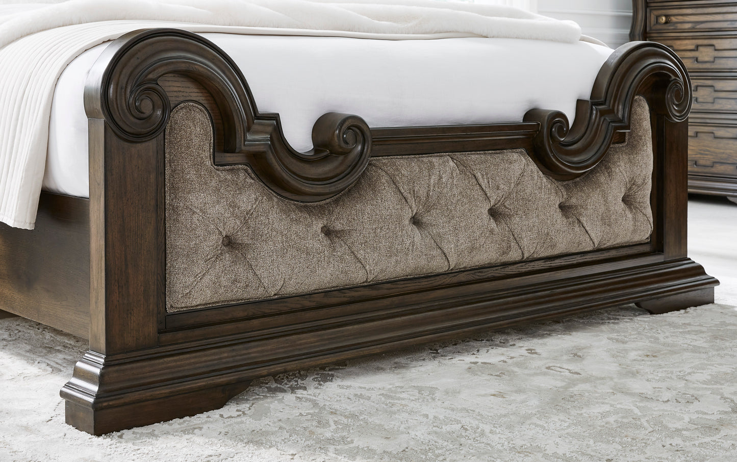 Maylee KING UPHOLSTERED BED