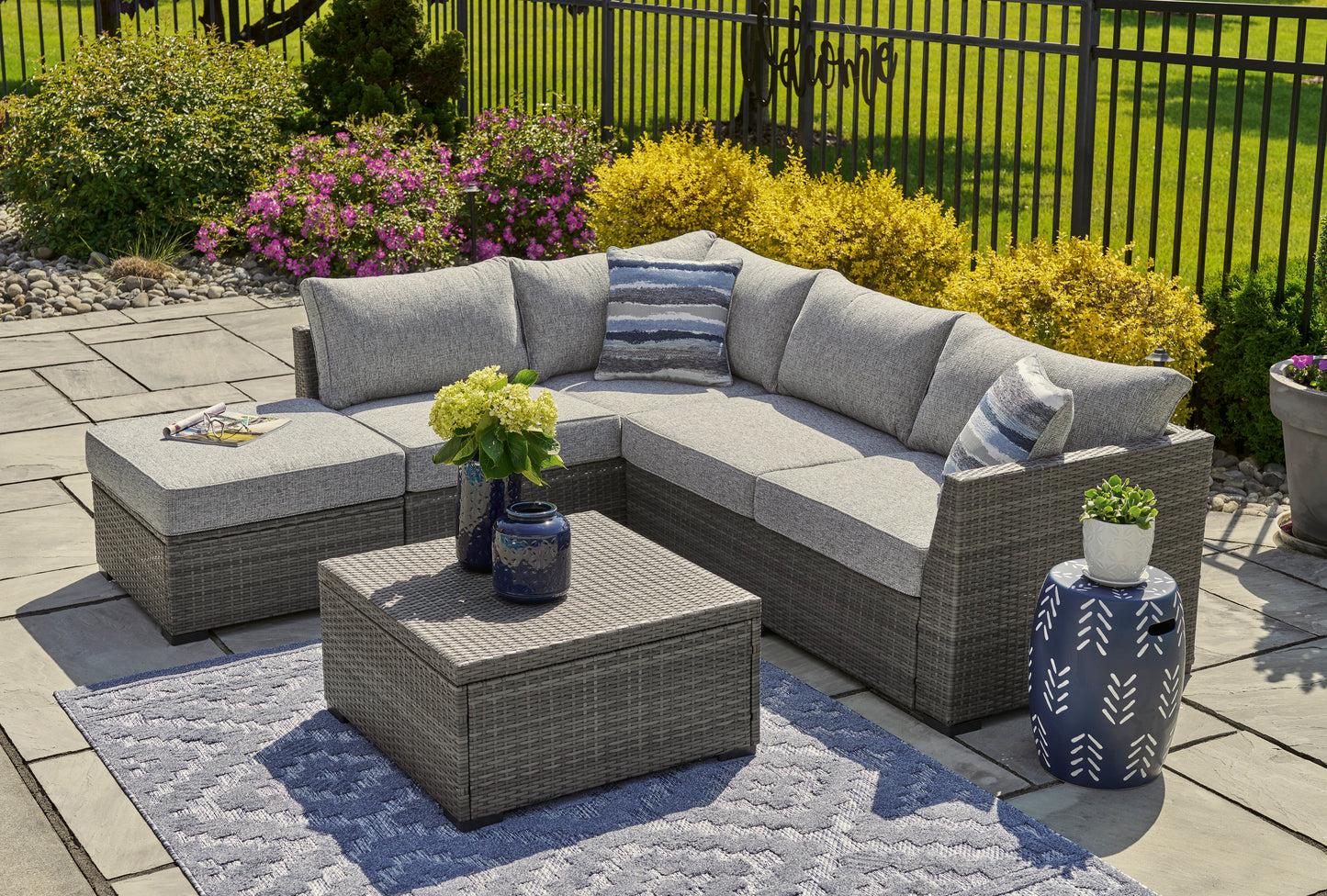 Petal Road Loveseatsec/Otto/Tbl Set