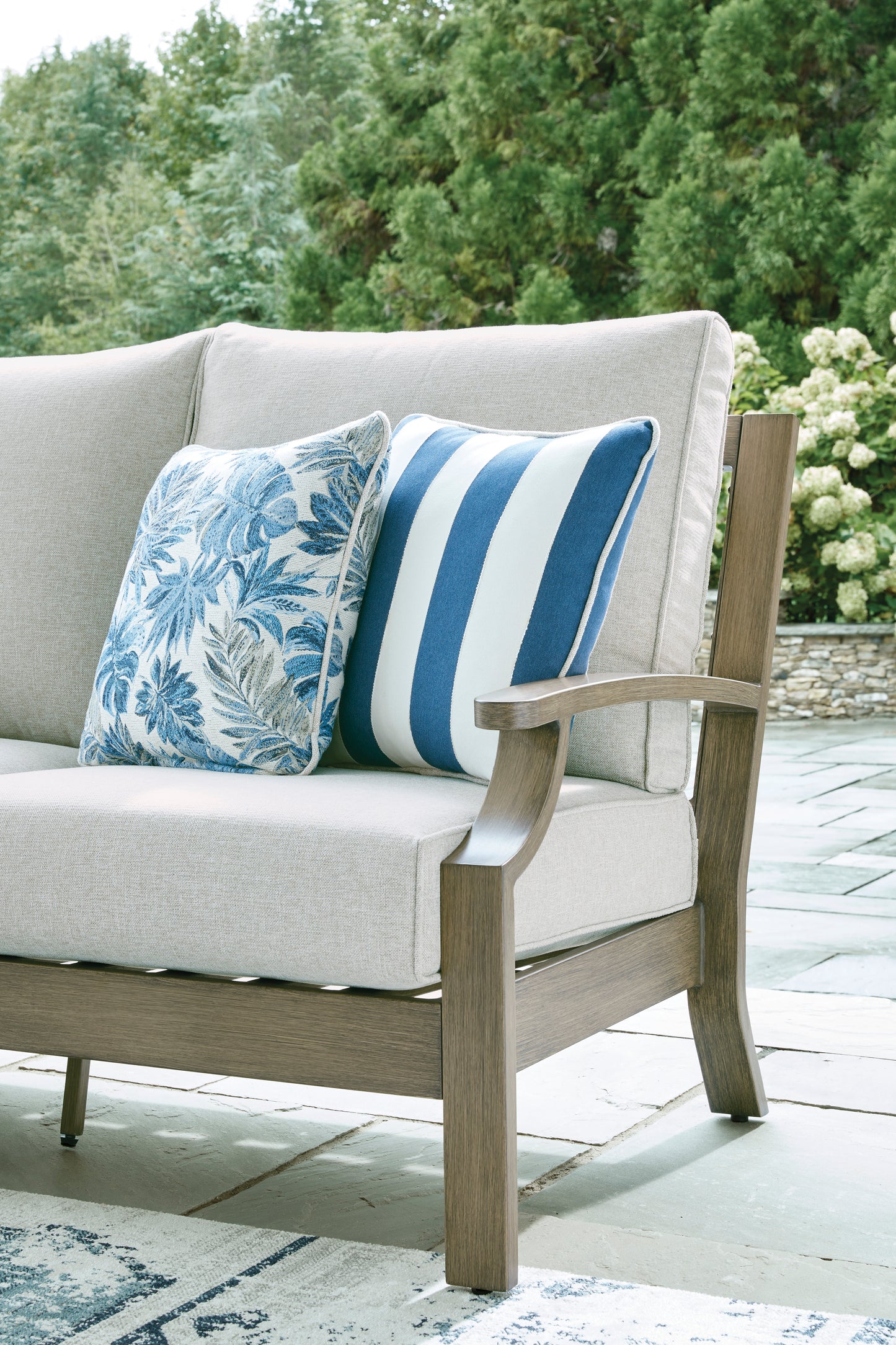 Rainier Ranch Sofa With Cushion