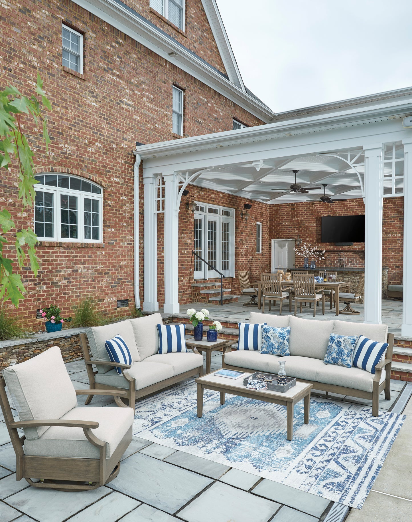 Rainier Ranch Sofa With Cushion