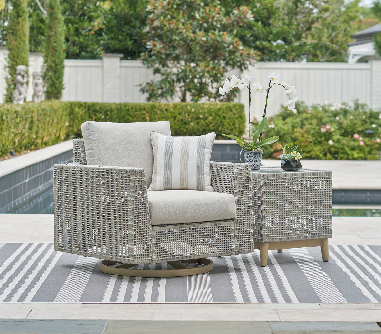 Seton Creek Swivel Lounge With Cushion