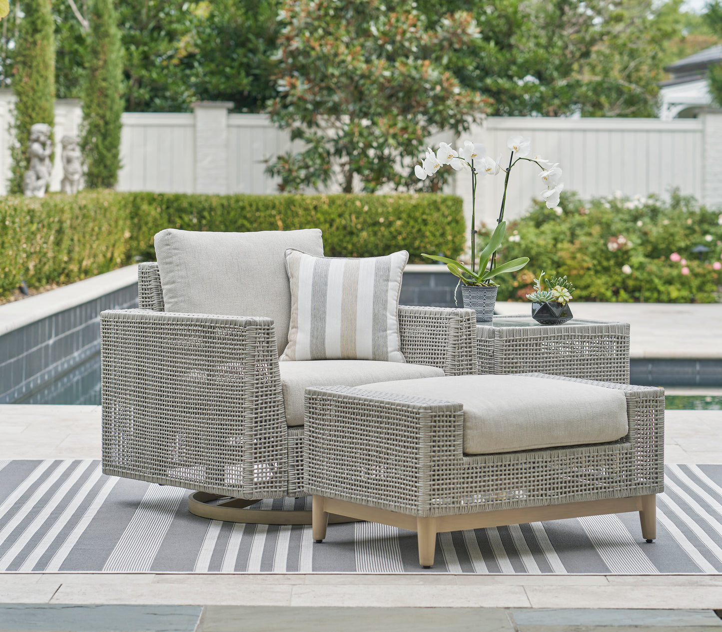Seton Creek Swivel Lounge With Cushion
