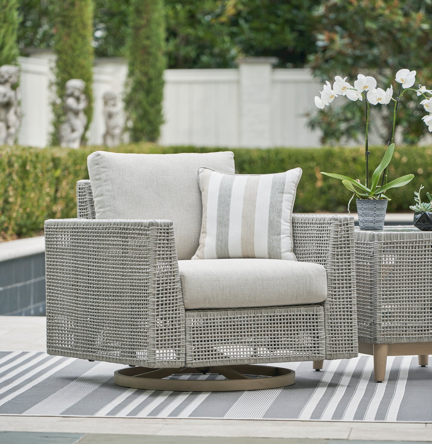 Seton Creek Swivel Lounge With Cushion